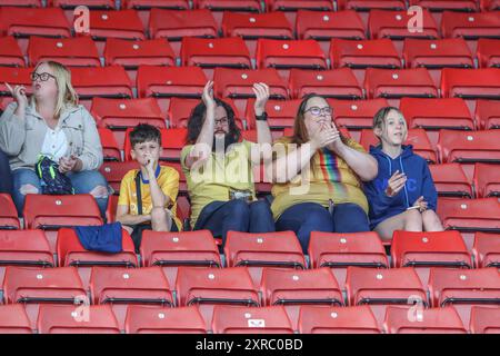 Barnsley, Großbritannien. August 2024. Die Fans von Mansfield loben ihr Team, als sie am 9. August 2024 in Barnsley (Foto: Alfie Cosgrove/News Images) in Barnsley, Großbritannien, in Barnsley, Großbritannien, ankommen 2024. (Foto: Alfie Cosgrove/News Images/SIPA USA) Credit: SIPA USA/Alamy Live News Stockfoto