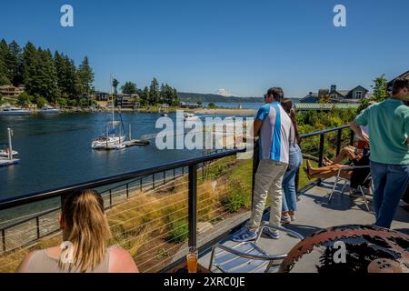 Blick vom Deck des 7 Seas Brewing auf den Eingang zur Bucht von Gig Harbor, einem natürlichen Hafen mit Yachthäfen und Booten in der Stadt Gig Harbor, Stockfoto