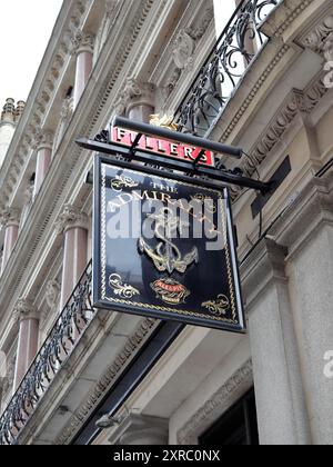 Hängendes Straßenschild der Admiralität, ein Pub am Trafalgar Square 66, London Stockfoto