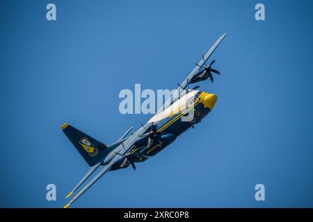 Die Blue Angels C-130 Hercules Flugzeug Fat Albert fliegt auf der Boeing Seafair Airshow über Lake Washington während des Seafair-Wochenendes in Seattle in was Stockfoto