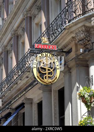 Hängendes Straßenschild der Admiralität, ein Pub am Trafalgar Square 66, London Stockfoto