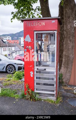 Ein nicht funktionierender Telefonkiosk, der für Anrufe und als örtlicher Buchladen für den Austausch von Büchern genutzt wird Stockfoto