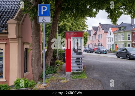 Ein nicht funktionierender Telefonkiosk, der für Anrufe und als örtlicher Buchladen für den Austausch von Büchern genutzt wird Stockfoto