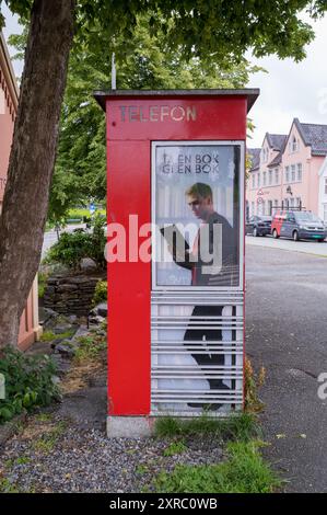 Ein nicht funktionierender Telefonkiosk, der für Anrufe und als örtlicher Buchladen für den Austausch von Büchern genutzt wird Stockfoto