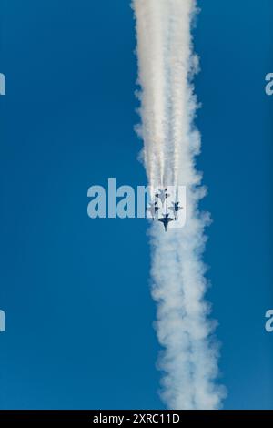 Vier Blue Angels F/A-18 Hornets fliegen mit der Diamond Roll (vier Flugzeuge in Formation) und machen eine 360-Grad-Rolle als eine Einheit und fliegen mit 400 km/h über La Stockfoto
