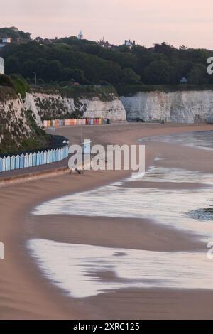 England, Kent, Broadstairs, Stone Bay, Beach Shoreline und Long Row farbenfroher Strandhütten Stockfoto