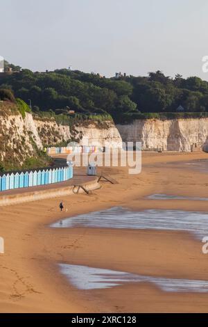 England, Kent, Broadstairs, Stone Bay, Beach Shoreline und Long Row farbenfroher Strandhütten Stockfoto