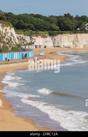 England, Kent, Broadstairs, Stone Bay, Beach Shoreline und Long Row farbenfroher Strandhütten Stockfoto