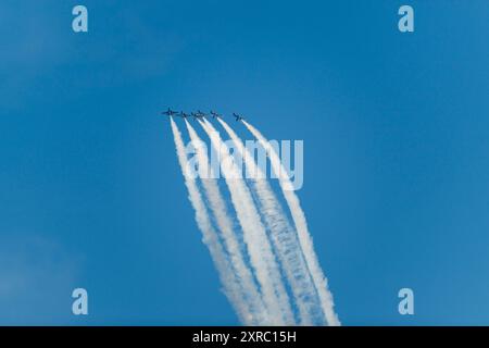 Blue Angels F/A-18 Hornets fliegen zum Seafair-Wochenende in Seattle im US-Bundesstaat Washington über den Lake Washington. Stockfoto