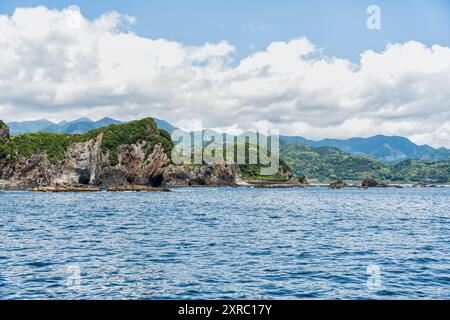 Dramatischer Karstkalk an der Küste des Pazifischen Ozeans in Nachikatsuura, Wakayama, Japan, Teil des Yoshino-Kumano Nationalparks und Nanki Kumano Geo Stockfoto