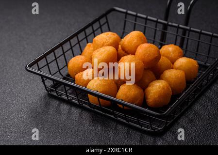 Käse- oder Kartoffelbällchen paniert mit Salz, Gewürzen und Kräutern. Fast Food, Junk Food Stockfoto