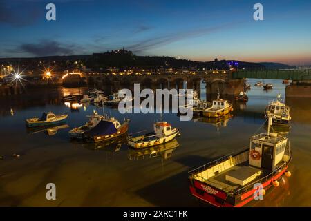 England, Kent, Folkestone, Nachtansicht auf Folkestone Harbour bei Ebbe Stockfoto