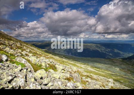 Felsen an den Hängen des Gaustoppbergs in der Nähe von Rjukan in Norwegen leuchten im warmen Sonnenlicht Stockfoto