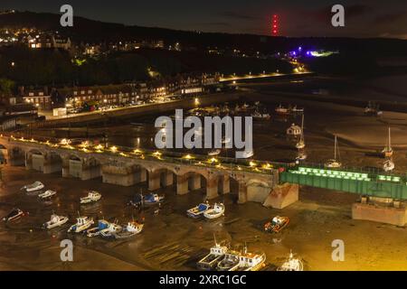 England, Kent, Folkestone, Nachtansicht auf Folkestone Harbour bei Ebbe Stockfoto