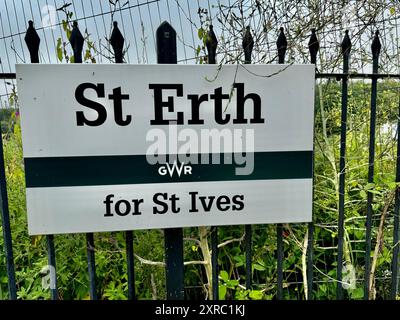 Schild zum Bahnhof St Erth, eröffnet von der West Cornwall Railway am 11. März 1852. Stockfoto