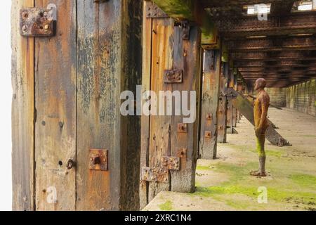 England, Kent, Folkestone, Folkestone Pier, Skulptur mit dem Titel „Another Time XVIII and Another Time XXI“ von Antony Gormley Stockfoto