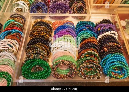 China, Hongkong, Hong Kong Island, Soho, Hollywood Road, Cat Street, Upper Lascar Row Antique Street Market, Ausstellung farbenfroher Waren Stockfoto