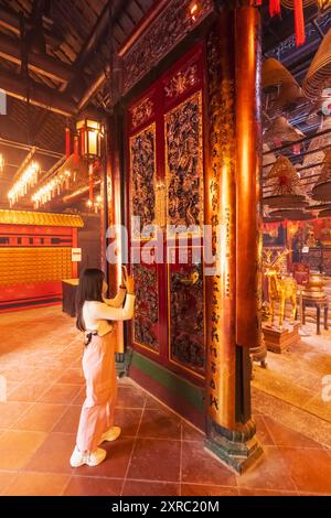 China, Hongkong, Hong Kong Island, Soho, Hollywood Road, man Mo Temple, junge Besucherin mit Maske, die Fotos macht Stockfoto