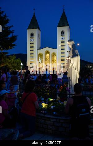 Menschen beten um die Statue der Friedenskönigin in der Nähe der St.-James-Kirche in Medjugorje, Bosnien und Herzegowina. Stockfoto