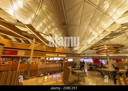 China, Hongkong, Lantau Island, Hong Kong International Airport, Terminal 1, Restaurants und Cafés im Abflugbereich Stockfoto