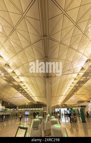 China, Hongkong, Lantau Island, Hong Kong International Airport, Terminal 1, Innenansicht der Abflughalle Stockfoto