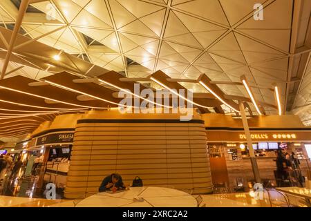 China, Hongkong, Lantau Island, Hong Kong International Airport, Terminal 1, Restaurants und Cafés im Abflugbereich Stockfoto