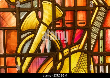 England, Sussex, East Sussex, Seaford, Seaford Museum, Buntglasfenster aus St. Peter's School Chapel mit Musikinstrumenten Stockfoto