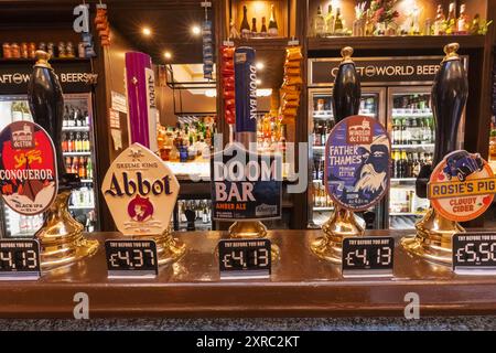 England, London, Wetherspoon Pub, Beer Pump Handle Stockfoto