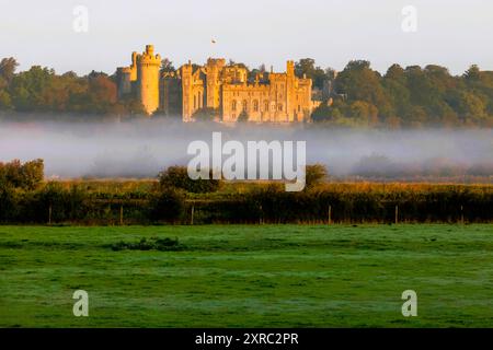 England, Sussex, West Sussex, Arundel, Arundel Castle in the Morning Mist Stockfoto