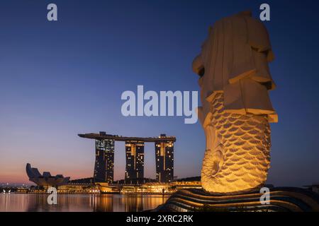 Asien, Singapur, Merlion Statue und Marina Bay Sands Hotel at Dawn Stockfoto