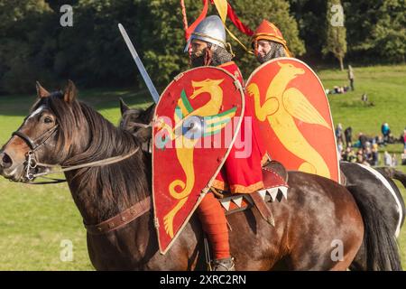 England, East Sussex, Battle, das jährliche Battle of Hastings 1066 Re-enactment Festival, Teilnehmer in mittelalterlicher normannischer Rüstung auf dem Pferderücken gekleidet Stockfoto