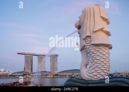 Asien, Singapur, Merlion Statue und Marina Bay Sands Hotel Stockfoto