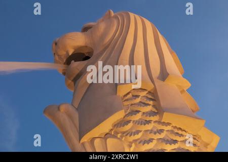 Asien, Singapur, Leiter der Merlion-Statue, beleuchtet in der Abenddämmerung Stockfoto