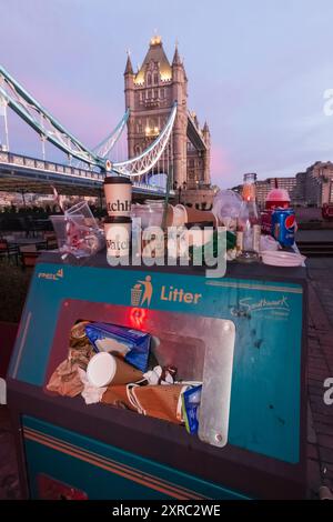 England, London, Southwark, überlaufender Mülltonne des Southwark Council mit Tower Bridge im Hintergrund Stockfoto