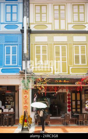 Asien, Singapur, Chinatown, traditionelle farbenfrohe Fenster und Restaurants Stockfoto