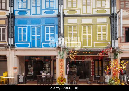 Asien, Singapur, Chinatown, traditionelle farbenfrohe Fenster und Restaurants Stockfoto