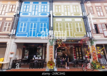 Asien, Singapur, Chinatown, traditionelle farbenfrohe Fenster und Restaurants Stockfoto