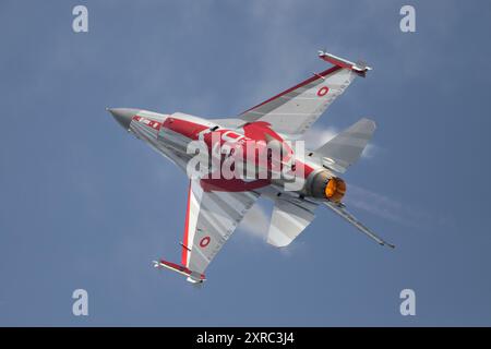 Dänische F-16 in Jubiläumsfarben, ausgestellt auf dem RAF Fairford während der Royal International Air Tattoo 2024. Stockfoto