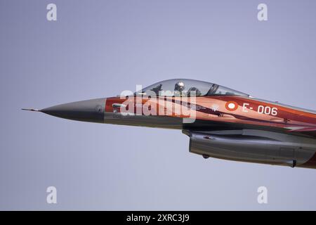 Dänische F-16 in Jubiläumsfarben, ausgestellt auf dem RAF Fairford während der Royal International Air Tattoo 2024. Stockfoto