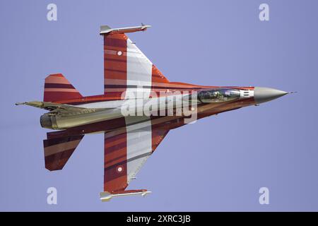 Dänische F-16 in Jubiläumsfarben, ausgestellt auf dem RAF Fairford während der Royal International Air Tattoo 2024. Stockfoto