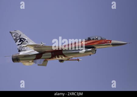 Dänische F-16 in Jubiläumsfarben, ausgestellt auf dem RAF Fairford während der Royal International Air Tattoo 2024. Stockfoto