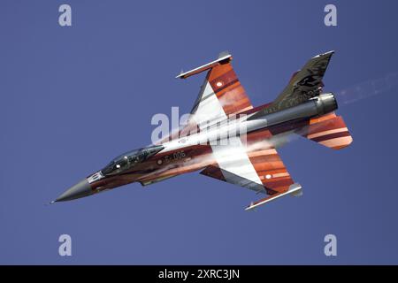 Dänische F-16 in Jubiläumsfarben, ausgestellt auf dem RAF Fairford während der Royal International Air Tattoo 2024. Stockfoto