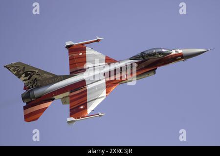 Dänische F-16 in Jubiläumsfarben, ausgestellt auf dem RAF Fairford während der Royal International Air Tattoo 2024. Stockfoto