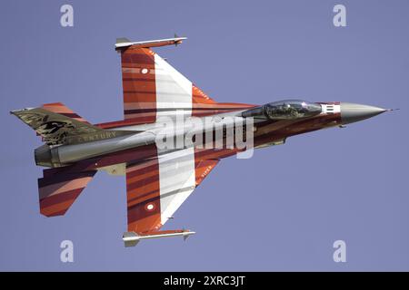 Dänische F-16 in Jubiläumsfarben, ausgestellt auf dem RAF Fairford während der Royal International Air Tattoo 2024. Stockfoto