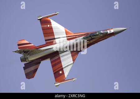 Dänische F-16 in Jubiläumsfarben, ausgestellt auf dem RAF Fairford während der Royal International Air Tattoo 2024. Stockfoto