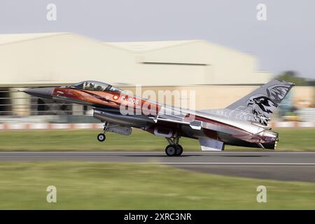 Dänische F-16 in Jubiläumsfarben, ausgestellt auf dem RAF Fairford während der Royal International Air Tattoo 2024. Stockfoto