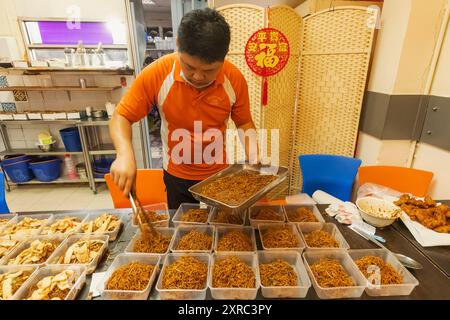 Asien, Singapur, Restaurant, das Essensboxen zum Mitnehmen zubereitet Stockfoto