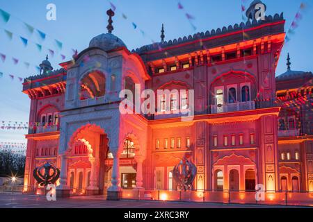 England, Kent, Gravesend, der Guru Nanak Darbar Gurdwara beleuchtet bei Nacht Stockfoto