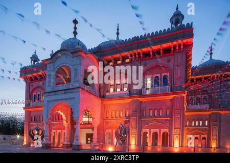 England, Kent, Gravesend, der Guru Nanak Darbar Gurdwara beleuchtet bei Nacht Stockfoto