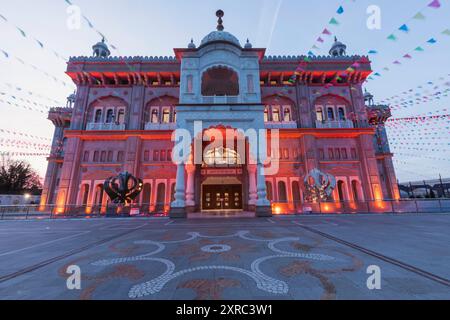 England, Kent, Gravesend, der Guru Nanak Darbar Gurdwara beleuchtet bei Nacht Stockfoto